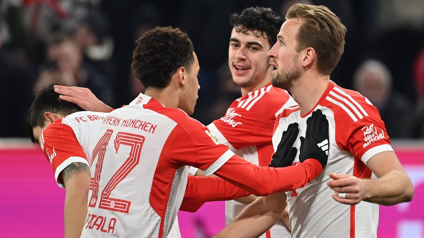 Harry Kane (r.) feiert mit Aleksandar Pavlovic und Jamal Musiala: Die Bayern glänzten in Stuttgart.