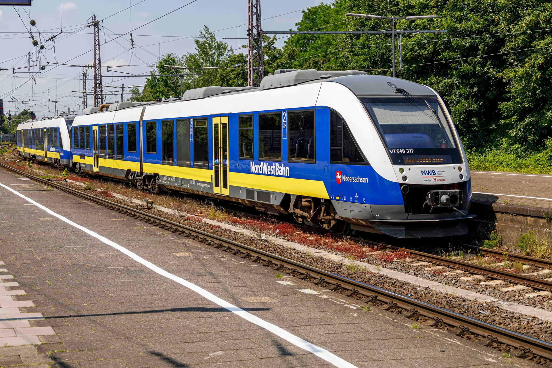 Ein Zug der Nordwestbahn (Symbolbild): Das Hochwasser beeinträchtigt das Streckennetz.