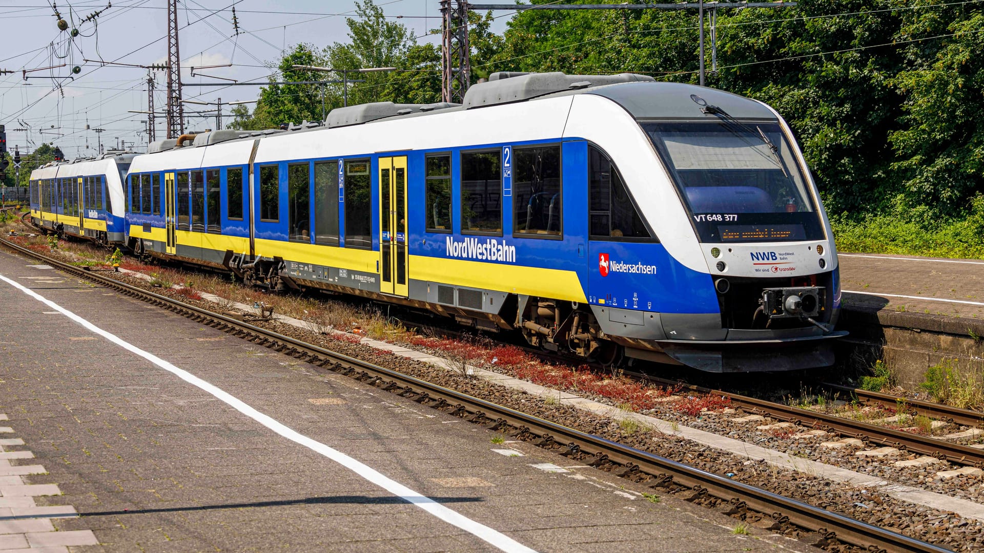 Ein Zug der Nordwestbahn (Symbolbild): Das Hochwasser beeinträchtigt das Streckennetz.