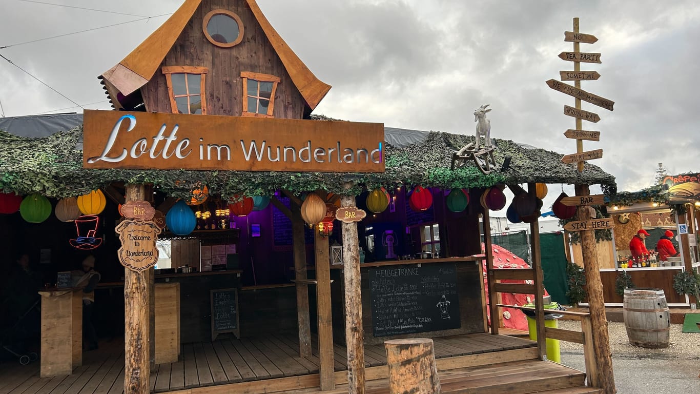 Zum Glühweinstand "Lotte im Wunderland" kommen die Kunden bei Wind und Wetter: Unter dem Holzdach können sie sich vor Schnee und Regen schützen.