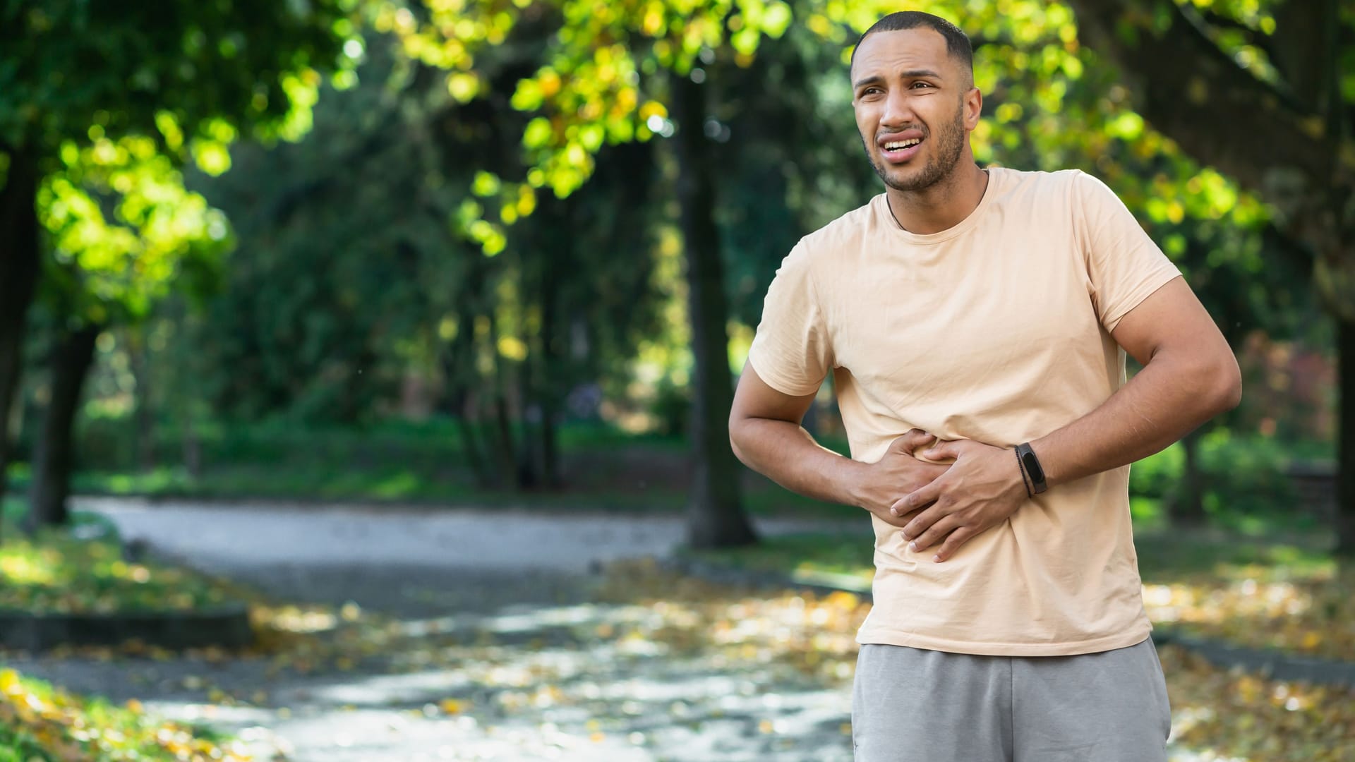 Mann mit Seitenstechen: Seitenstechen beim Joggen kann unangenehm sein, ist in der Regel jedoch harmlos.