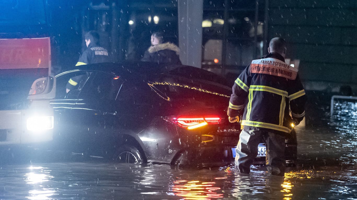 Ein Auto steht bei einer Sturmflut im Wasser der Elbe: Einsatzkräfte der Feuerwehr mussten seit Donnerstag rund 80 Mal ausrücken.