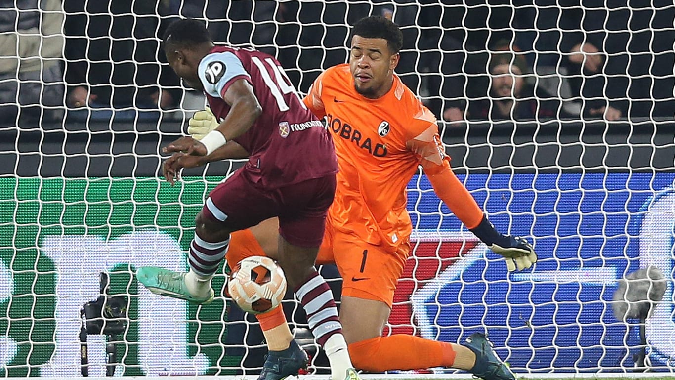 Führungstor für West Ham: Mohammed Kudus trifft gegen Freiburg-Keeper Noah Atubolu.