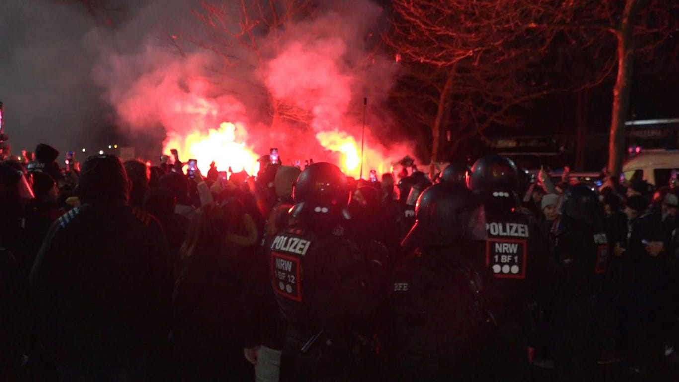 Pyrotechnik vor dem Stadion: PSG-Fans wurden mehrmals aufgefordert, das Abbrennen von Feuerwerkskörpern zu unterlassen.