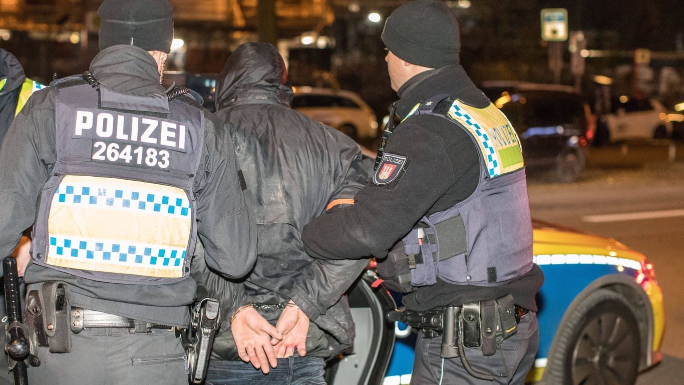 Polizisten in Hamburg nehmen einen Mann fest (Symbolbild): Die Beamten sind einer Gruppe von Autodieben auf der Spur.
