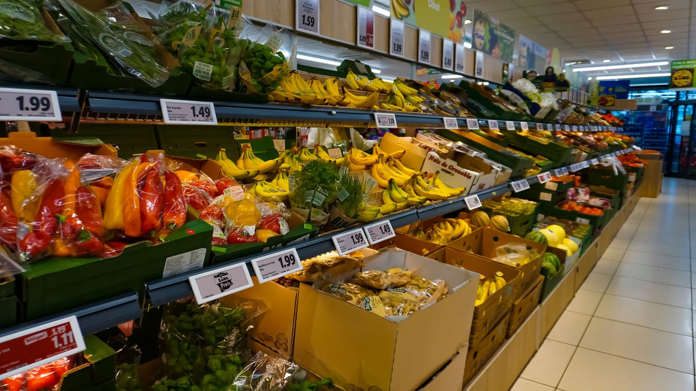 Symbolfoto der Gemüse- und Obstabteilung in einem Supermarkt.
