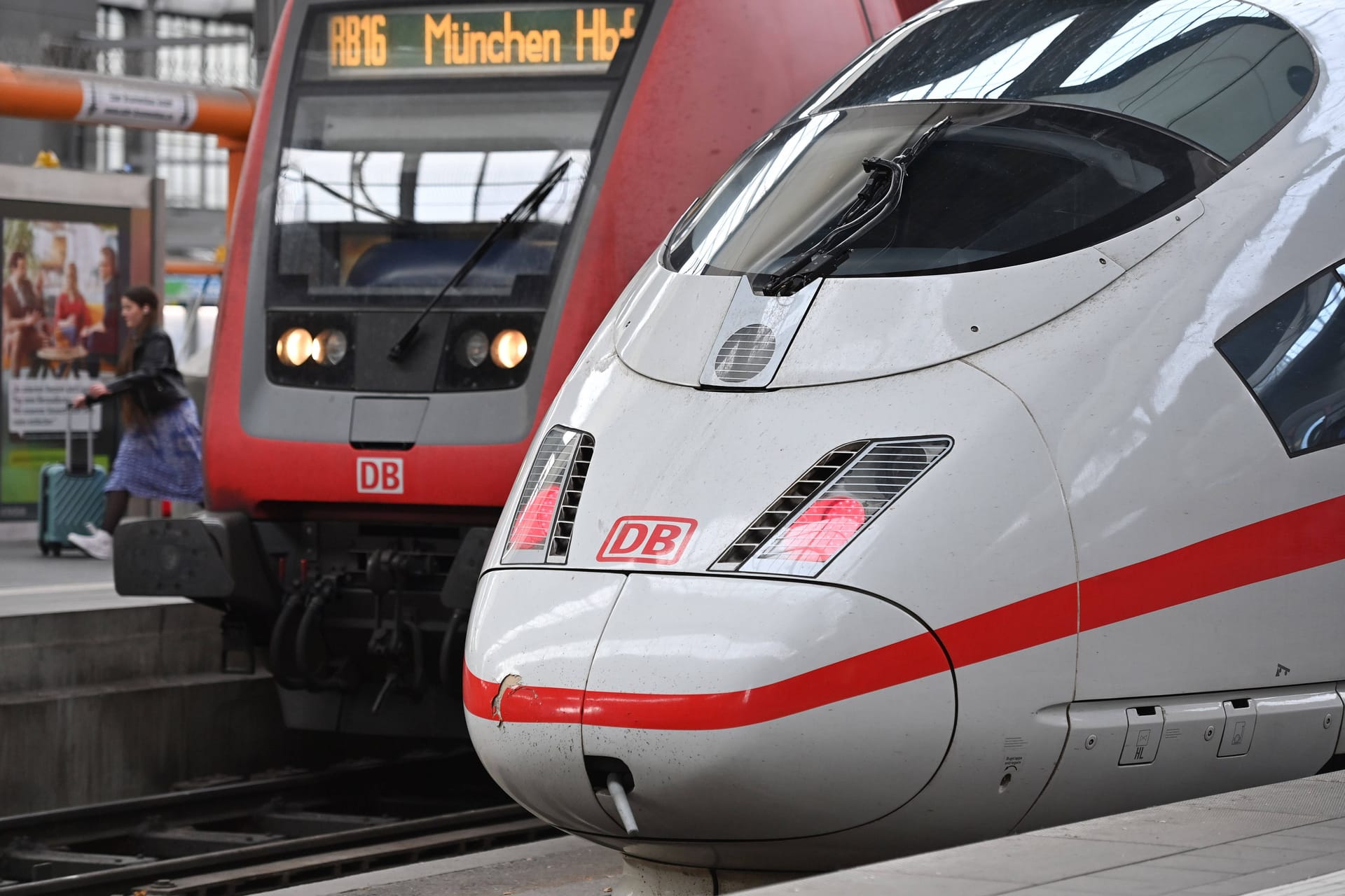 Ein ICE am Münchner Hauptbahnhof: Über Weihnachten will die Bahn zusätzliche Züge einsetzen.