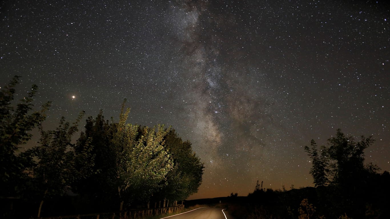 An Silvester richten wir unseren Blick für Feuerwerke in den Nachthimmel, aber dort gibt es so viel mehr zu sehen: Hier die Milchstraße.