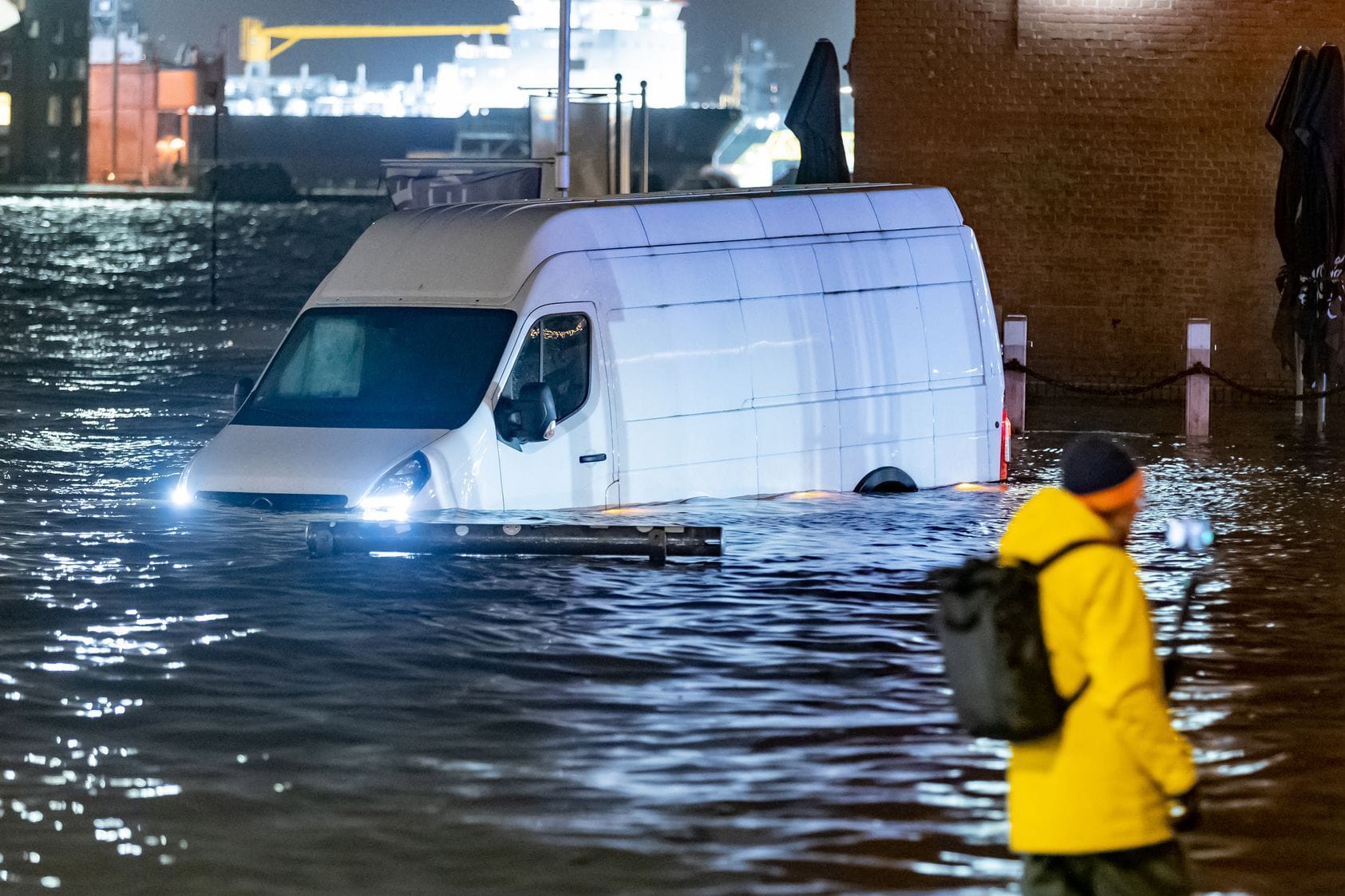 Ein Lieferwagen steht beim Fischmarkt unter Wasser: Am Freitag soll der Pegel noch höher steigen.