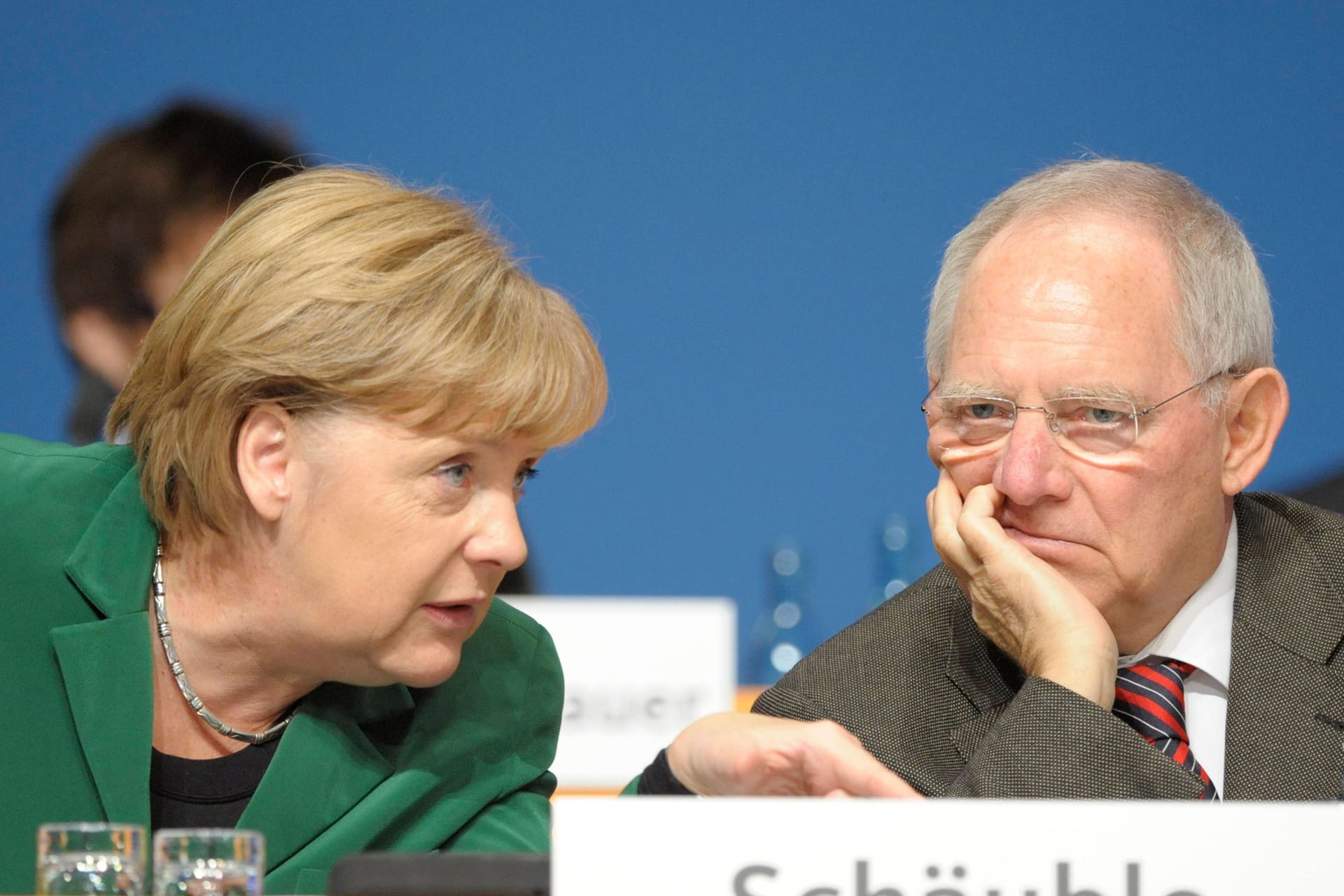 Die ehemalige Bundeskanzlerin Angela Merkel im Gespräch mit Bundesfinanzminister Wolfgang Schäuble 2011. Damals trat die Schuldenbremse in Kraft.