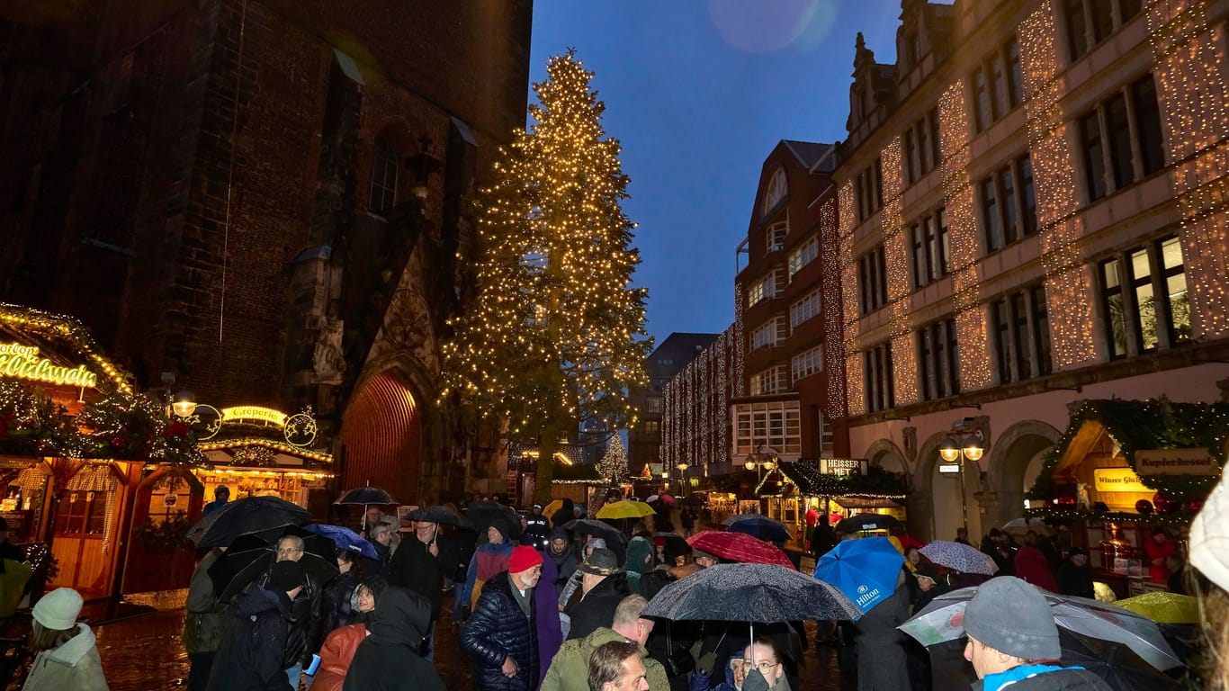 Weihnachtsmarkt an der Marktkirche in Hannover: Sollten Weihnachtsmärkte verstärkt per Video überwacht werden?