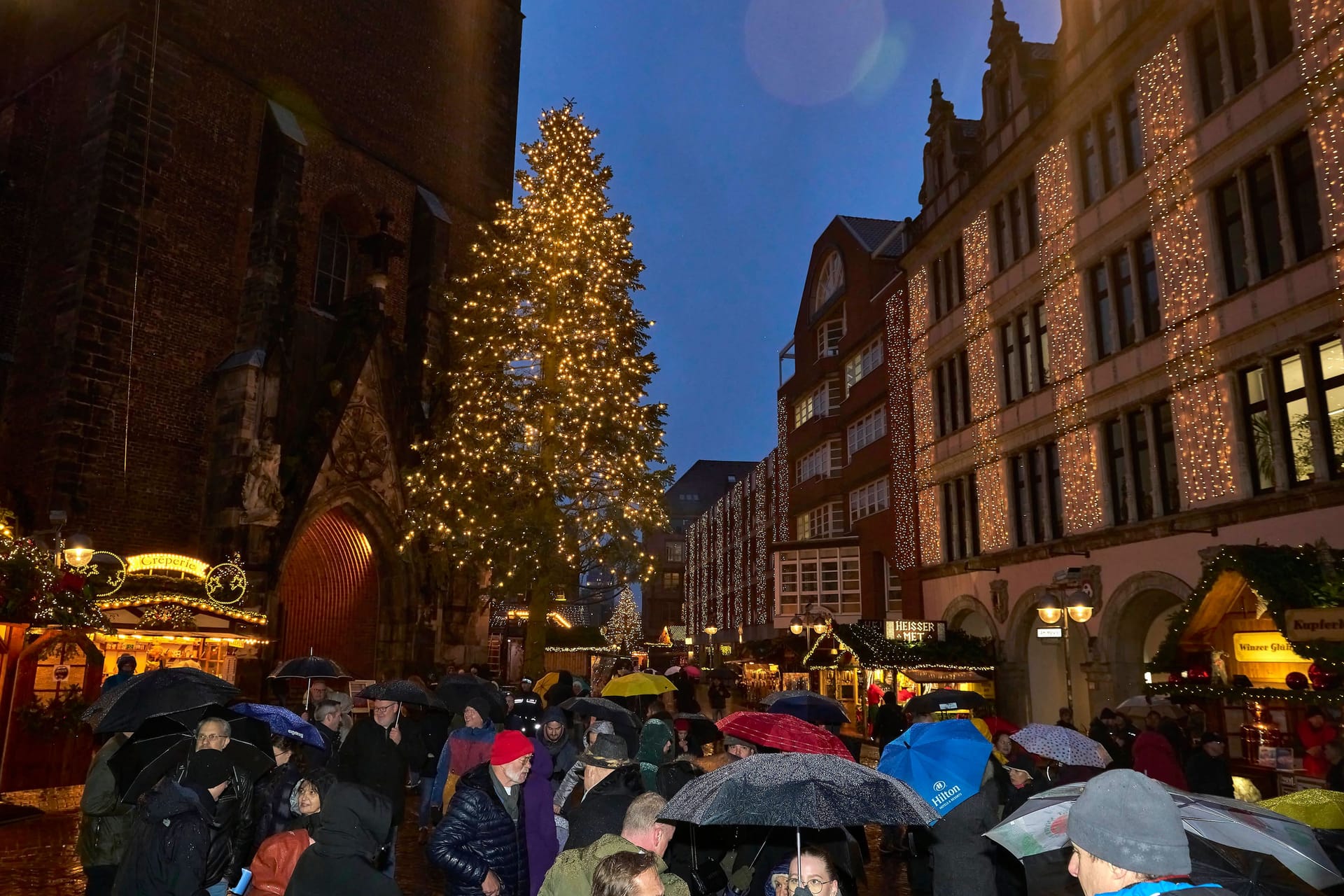 Weihnachtsmarkt an der Marktkirche in Hannover: Sollten Weihnachtsmärkte verstärkt per Video überwacht werden?