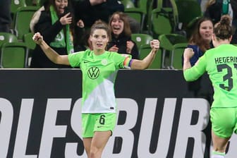 Dominique Janssen (l.) sicherte dem VfL Wolfsburg den Sieg.