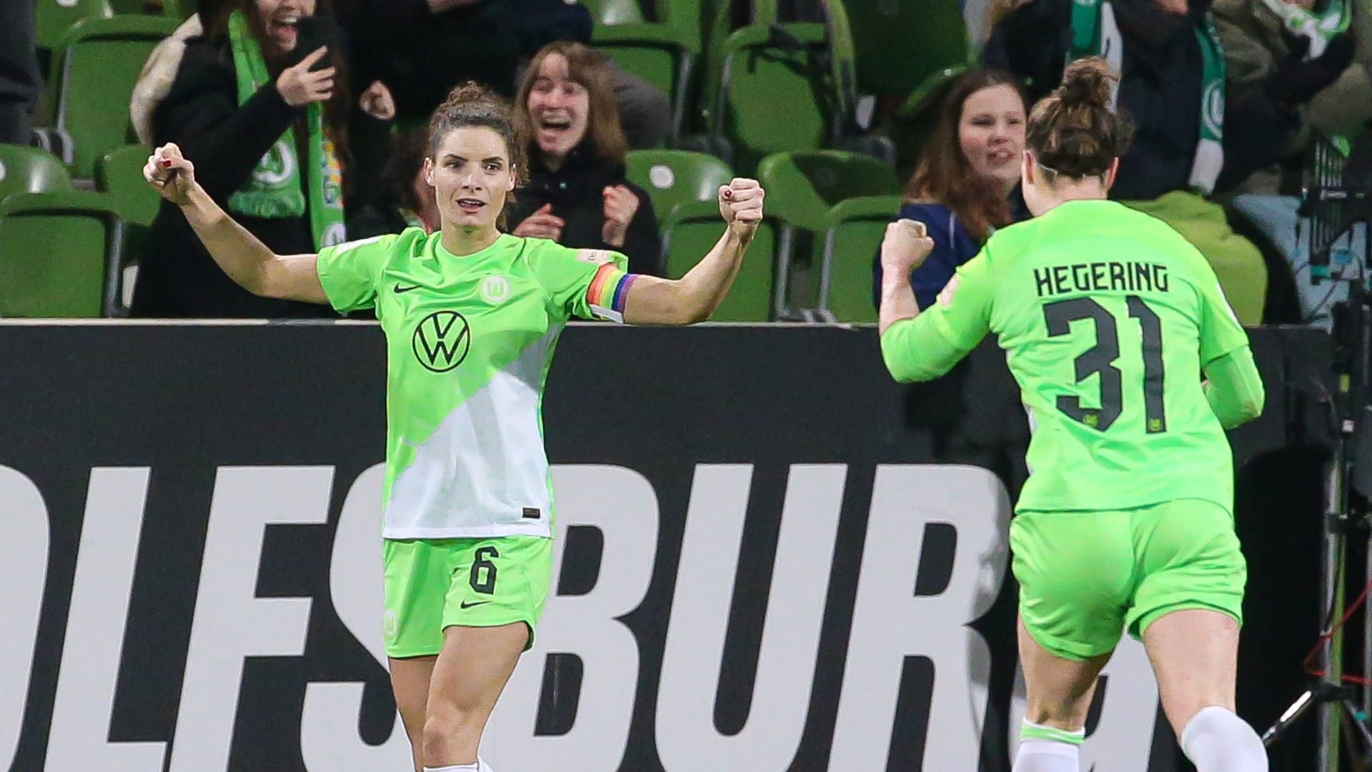 Dominique Janssen (l.) sicherte dem VfL Wolfsburg den Sieg.