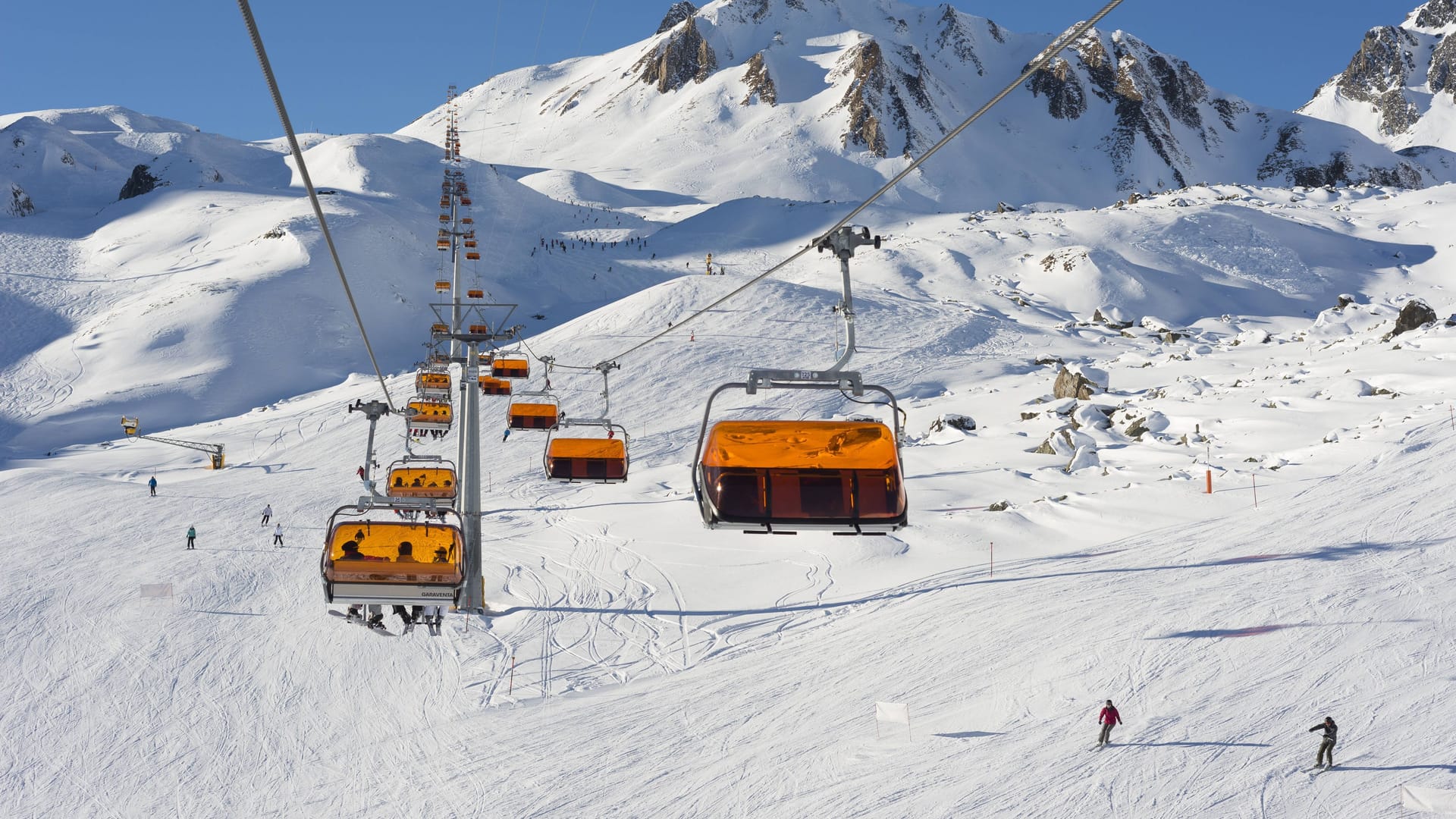 Skipiste (Symbolbild): In Österreich wollten vier Touristen eigentlich den Sonnenaufgang oben auf dem Berg bestaunen.