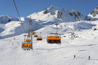 Skipiste (Symbolbild): In Österreich wollten vier Touristen eigentlich den Sonnenaufgang oben auf dem Berg bestaunen.