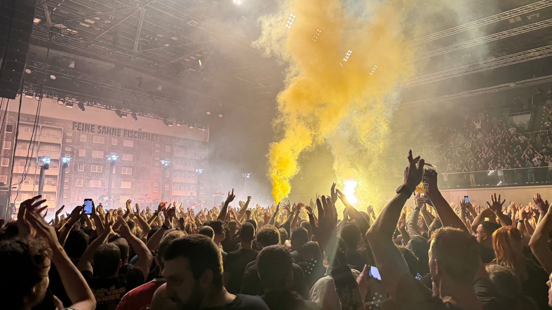 Rauchfackeln und Bengalos gehören zu jedem Konzert von Feine Sahne Fischfilet.