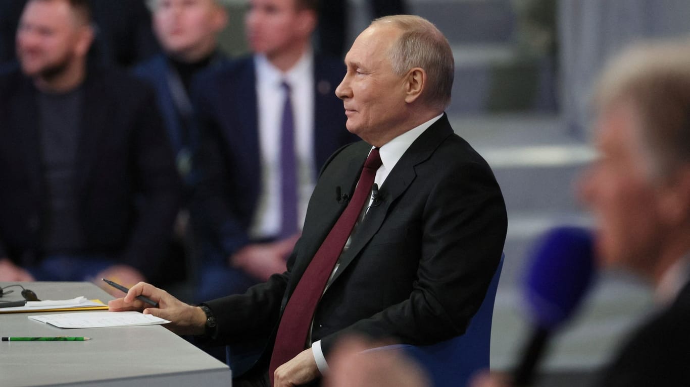 Wladimir Putin erklärt auf einer Pressekonferenz: Der russische Präsident bestreitet, dass Russland Nato-Staaten attackieren könnte.