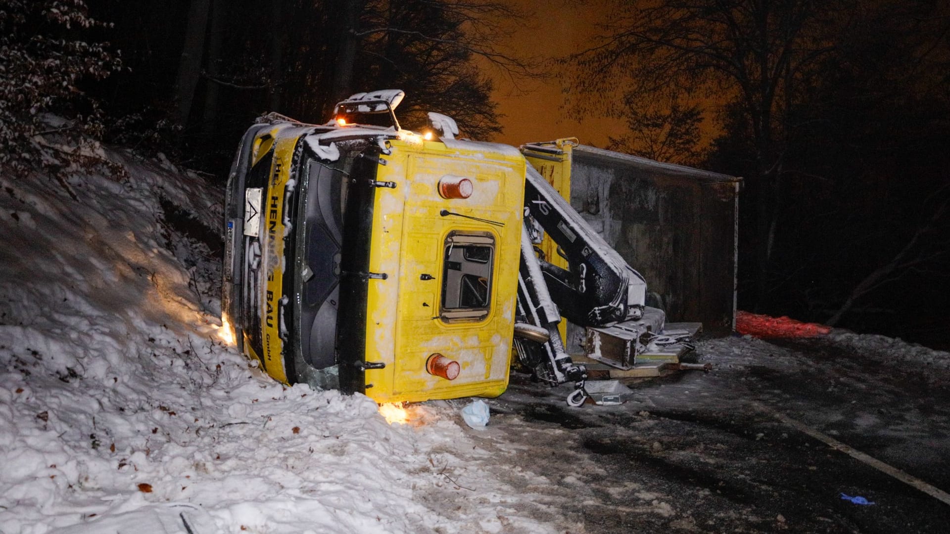 Landstraße zwischen Kelkheim-Fischbach und Kellkheim-Ruppertshain: Am Dienstag soll der Lkw aufgerichtet werden.