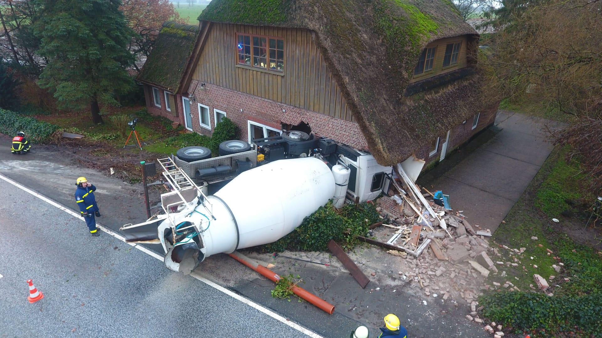 Ein Polizist steht vor dem verunfallten Betonmischer: Wie hoch der Schaden ist, muss nun ermittelt werden. Ein Polizist steht vor dem verunfallten Betonmischer: Wie hoch der Schaden ist, muss nun ermittelt werden.