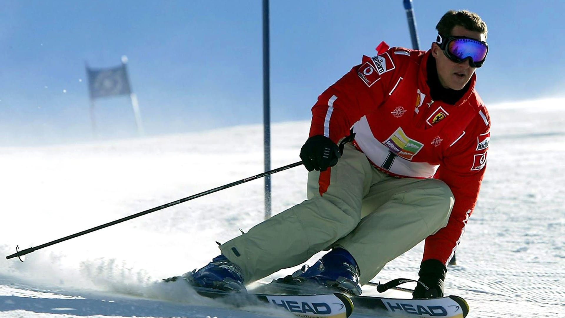 Michael Schumacher fährt im Jahr 2003 in Ferrari-Outfit in Madonna die Campiglio (Italien) Slalom.