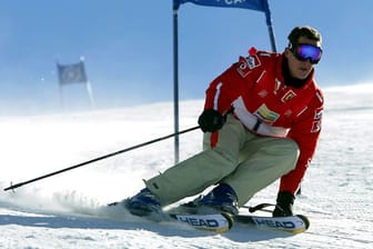 Michael Schumacher fährt im Jahr 2003 in Ferrari-Outfit in Madonna die Campiglio (Italien) Slalom.