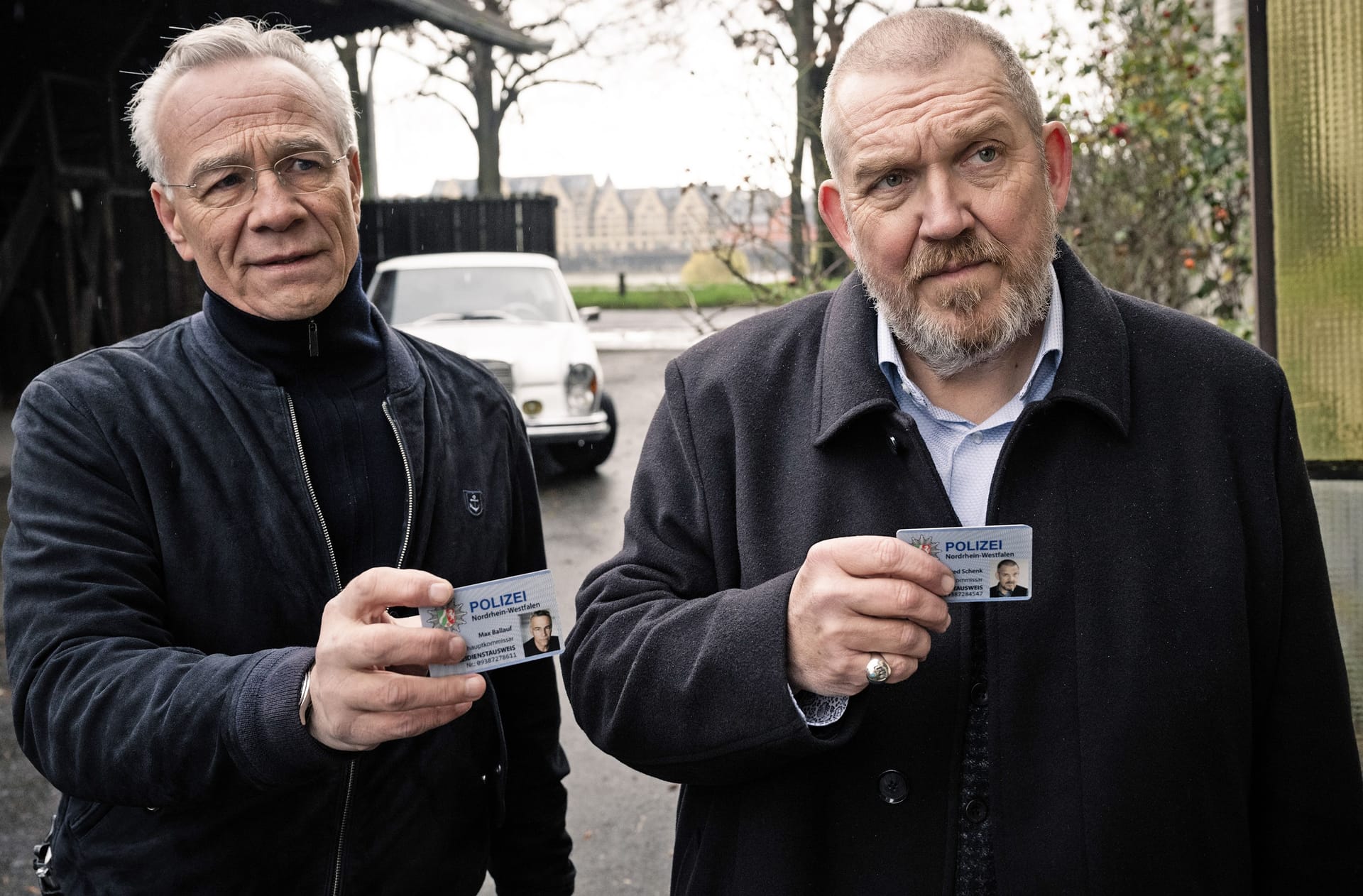 Die Kommissare Max Ballauf (Klaus J. Behrendt, l) und Freddy Schenk (Dietmar Bär) haben eine neue Spur und besuchen die Familie des Paketzustellers Klaus Brettschneider.