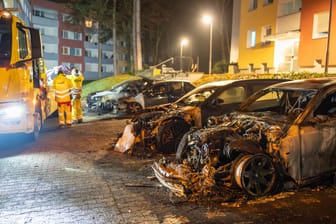 In Wiesbaden sind in der Nacht zum Dienstag mehrere Autos in Flammen aufgegangen. Die Polizei vermutet Brandstiftung. Wie das Polizeipräsidium Westhessen berichtete, meldeten Zeugen gegen 3.00 Uhr brennende Kraftfahrzeuge auf einem Parkplatz. Als Polizei und Feuerwehr eintrafen, seien mehrere Fahrzeuge bereits in Vollbrand gestanden, so die Behörden. Insgesamt entstand an sieben Wagen Totalschaden. Die Schadenshöhe wird auf rund 120.000 Euro geschätzt. Die Polizei sucht nach zwei Jugendlichen. Sie sollen sich mit E-Scootern vom Brandort entfernt haben. Die Kriminalpolizei hat Ermittlungen aufgenommen. Die Polizei bittet Zeugen, sich zu melden.