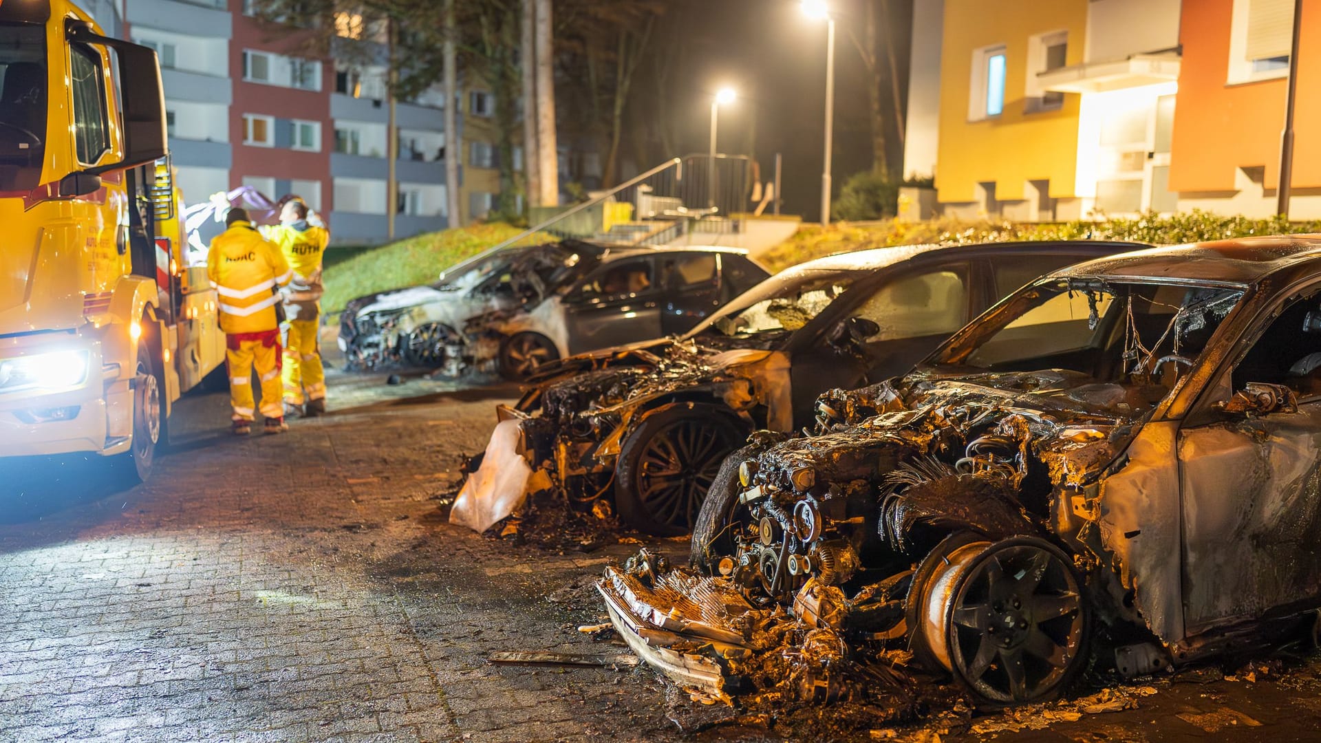 In Wiesbaden sind in der Nacht zum Dienstag mehrere Autos in Flammen aufgegangen. Die Polizei vermutet Brandstiftung. Wie das Polizeipräsidium Westhessen berichtete, meldeten Zeugen gegen 3.00 Uhr brennende Kraftfahrzeuge auf einem Parkplatz. Als Polizei und Feuerwehr eintrafen, seien mehrere Fahrzeuge bereits in Vollbrand gestanden, so die Behörden. Insgesamt entstand an sieben Wagen Totalschaden. Die Schadenshöhe wird auf rund 120.000 Euro geschätzt. Die Polizei sucht nach zwei Jugendlichen. Sie sollen sich mit E-Scootern vom Brandort entfernt haben. Die Kriminalpolizei hat Ermittlungen aufgenommen. Die Polizei bittet Zeugen, sich zu melden.