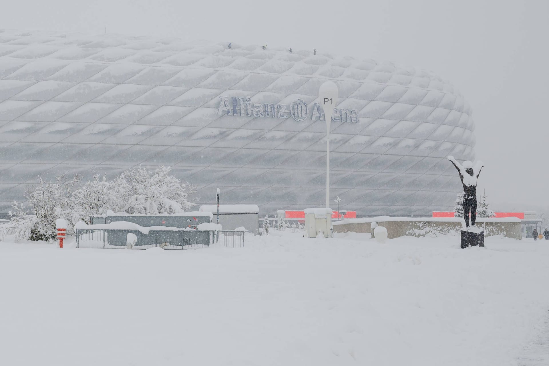 Eingeschneit: Die Allianz Arena vor dem Spiel der Bayern gegen Union Berlin.