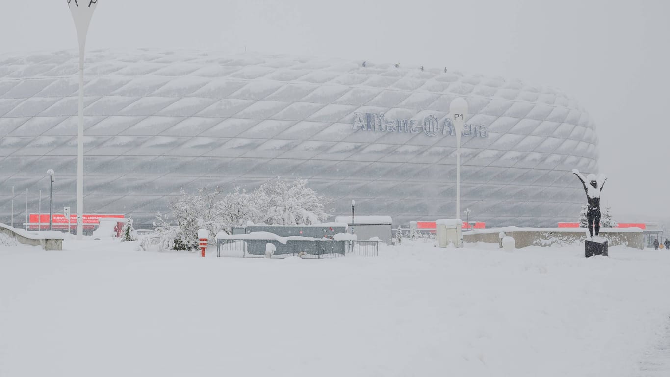 Eingeschneit: Die Allianz Arena vor dem Spiel der Bayern gegen Union Berlin.