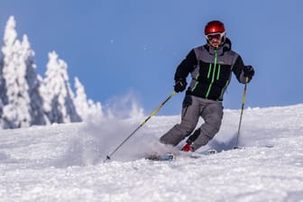 Ein Mann fährt Ski (Symbolbild): Am Wochenende dürfte es auf den Pisten in Bayern voll werden.