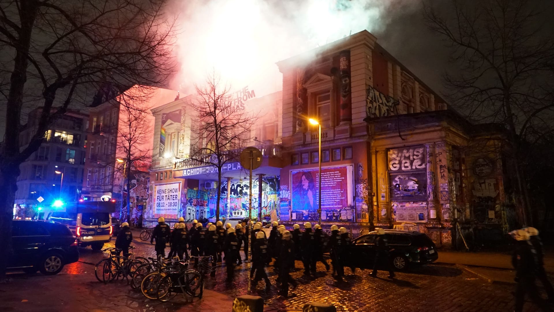 Pyrotechnik brennt über der Roten Flora: Die Demonstration wurde früher als angekündigt beendet. Pyrotechnik brennt über der Roten Flora: Die Demonstration wurde früher als angekündigt beendet.