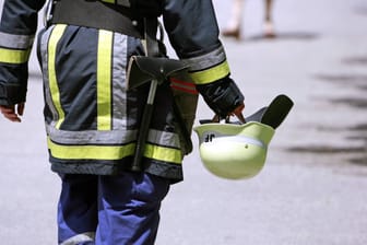 Eine Feuerwehrmann in München (Archivfoto): Einsatzkräfte konnten ein kleines Kind aus einem Lichtschacht befreien.