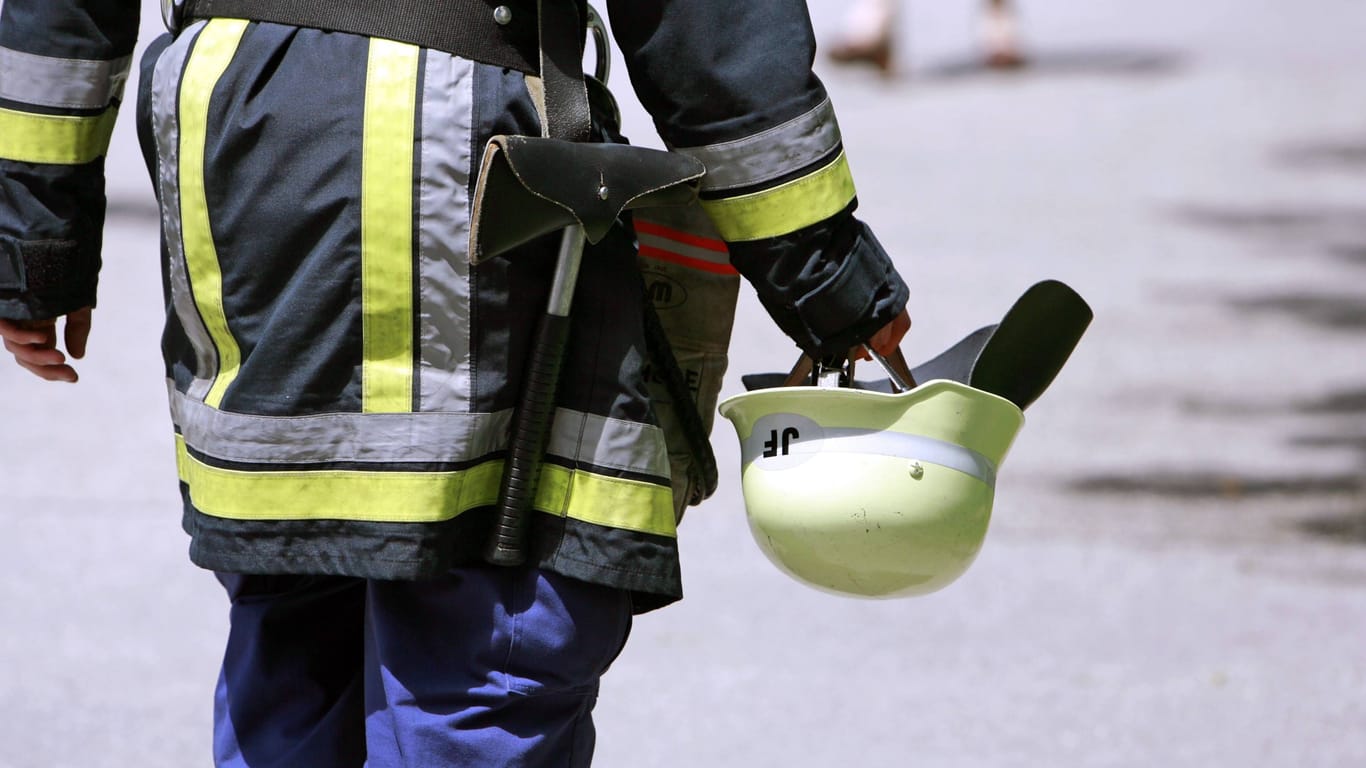 Eine Feuerwehrmann in München (Archivfoto): Einsatzkräfte konnten ein kleines Kind aus einem Lichtschacht befreien.