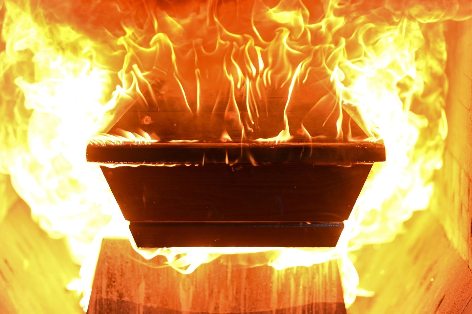 Sarg im Krematorium Sarg im Krematorium