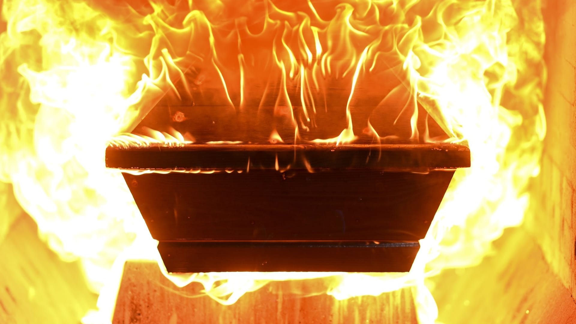Sarg im Krematorium Sarg im Krematorium