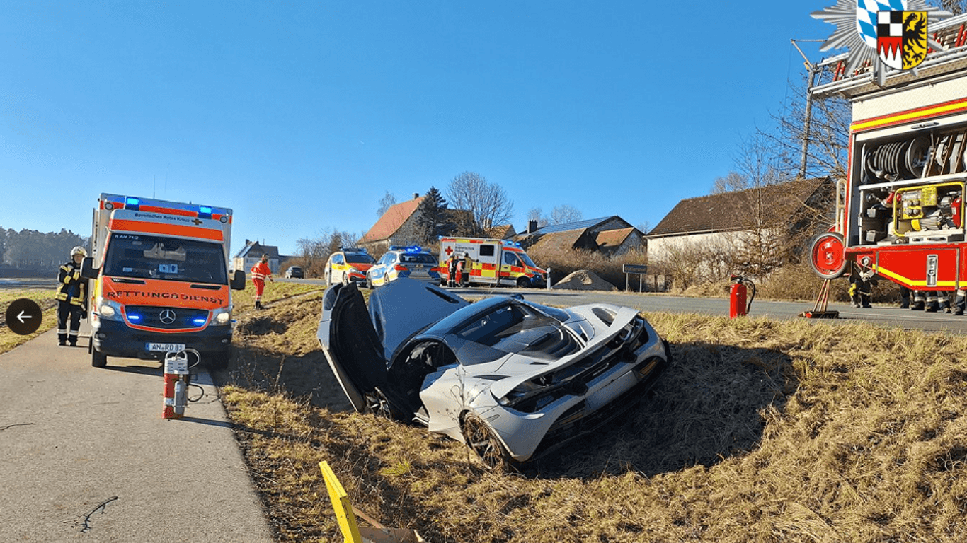 Endstation Straßengraben: Auf der B14 im Kreis Ansbach verunfallte ein McLaren.