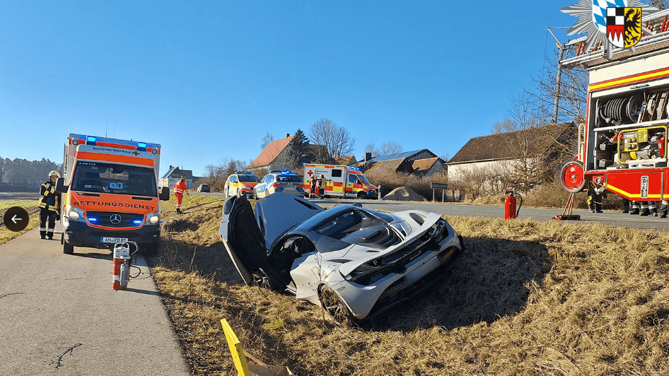 Endstation Straßengraben: Auf der B14 im Kreis Ansbach verunfallte ein McLaren.