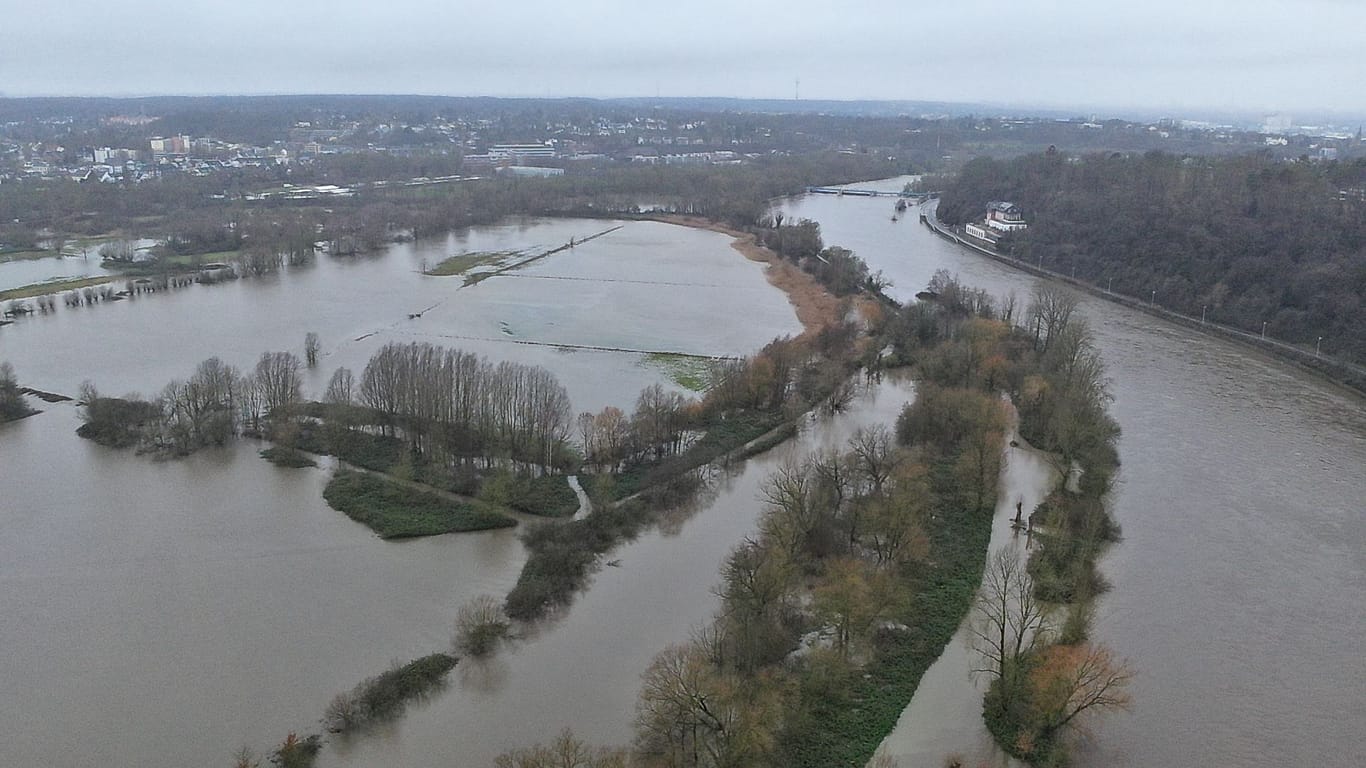 Hochwasser an der Ruhr: In den vergangenen Tagen war der Wasserstand in Mülheim kontinuierlich auf einen Pegel von rund 5,10 Meter an Heiligabend angestiegen.