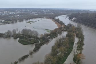 Hochwasser an der Ruhr: In den vergangenen Tagen war der Wasserstand in Mülheim kontinuierlich auf einen Pegel von rund 5,10 Meter an Heiligabend angestiegen.