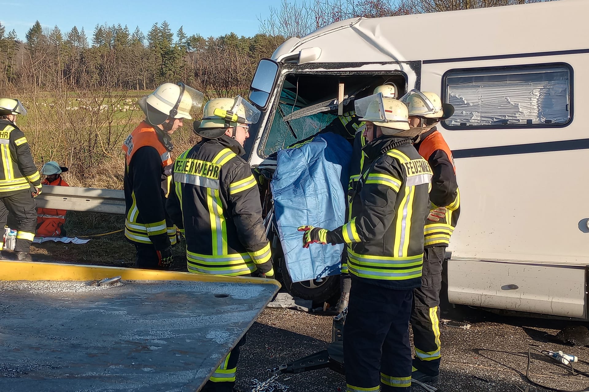 Das verunfallte Wohnmobil: Die Insassen wurden in dem Fahrzeug eingeklemmt.