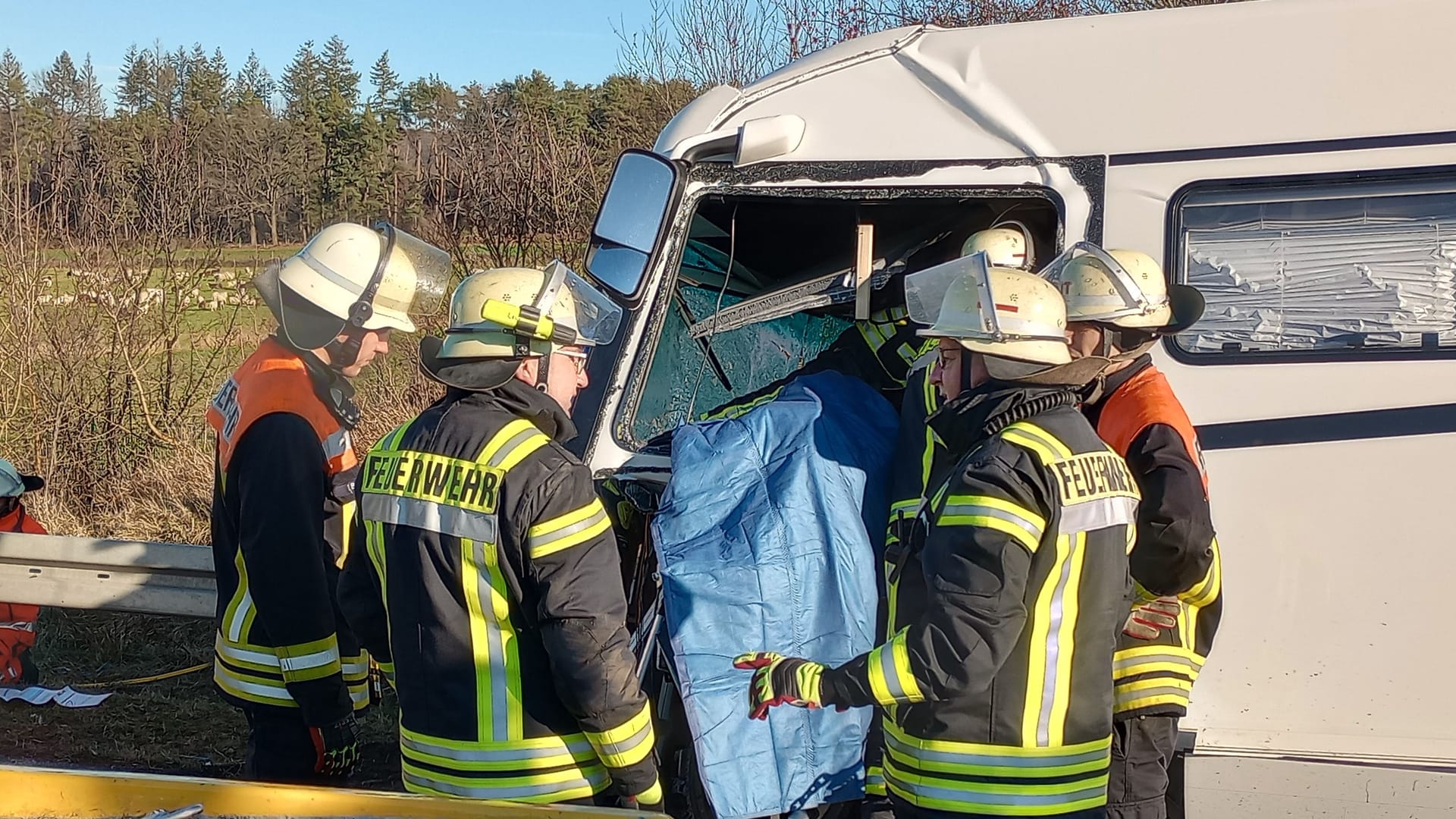 Das verunfallte Wohnmobil: Die Insassen wurden in dem Fahrzeug eingeklemmt.