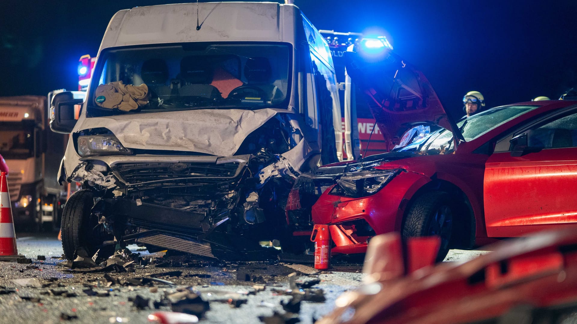 Unfall auf der A3 in Mittelfranken: Die Verletzten wurden zunächst von Ersthelfern versorgt.