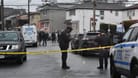 Abgesperrter Tatort in New York: Ein Mann steht im Verdacht, vier seiner Familienmitglieder umgebracht zu haben.