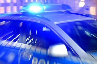 Ein Streifenwagen der Polizei mit angeschaltetem Blaulicht (Symbolbild): Beim Brand einer Garage in Osthessen wurden zwei Personen schwer verletzt.