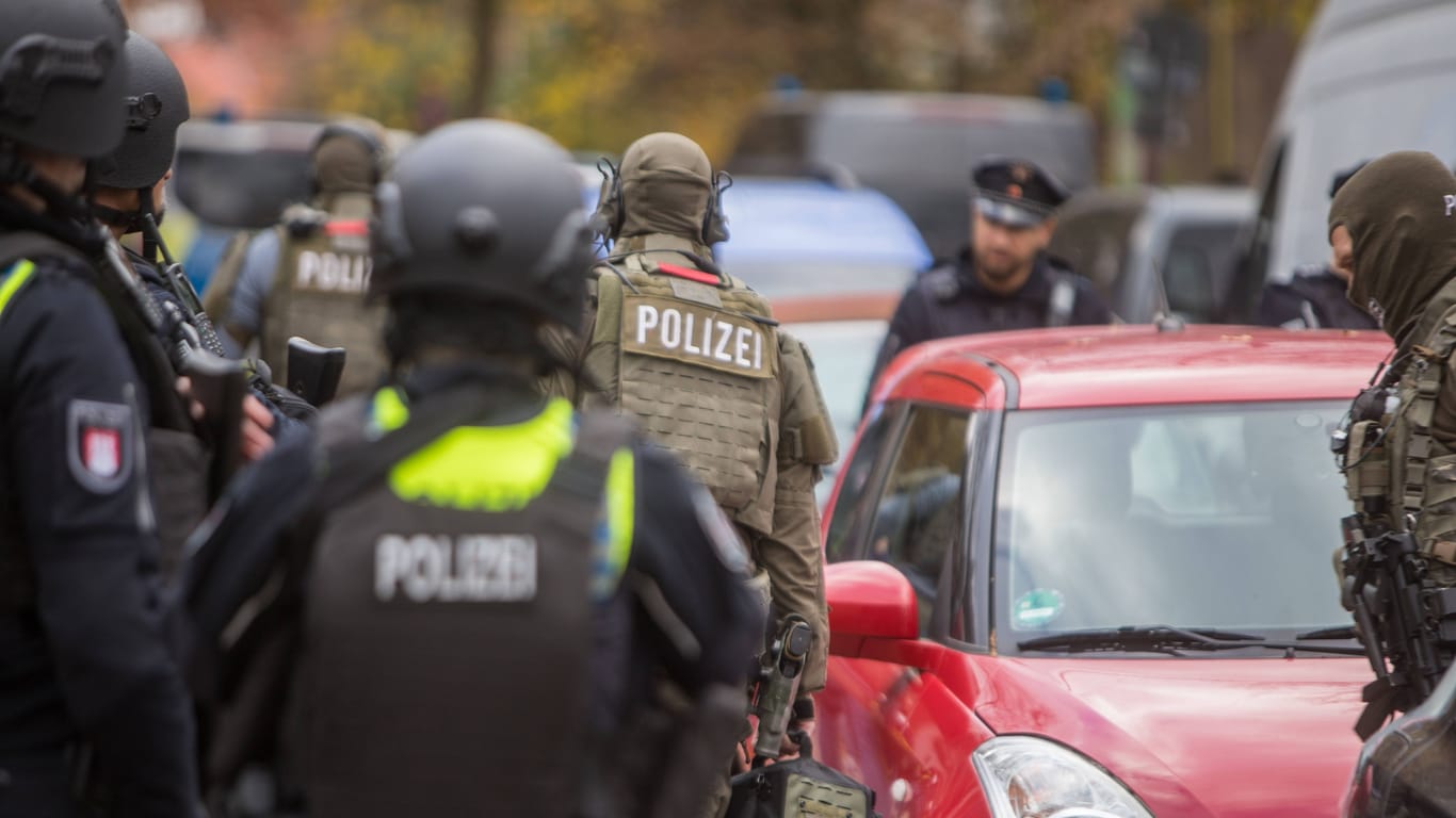 Bedrohungslage an der Stadtteilschule Blankenese: Die Polizei war mit Hunderten Polizisten im Einsatz.