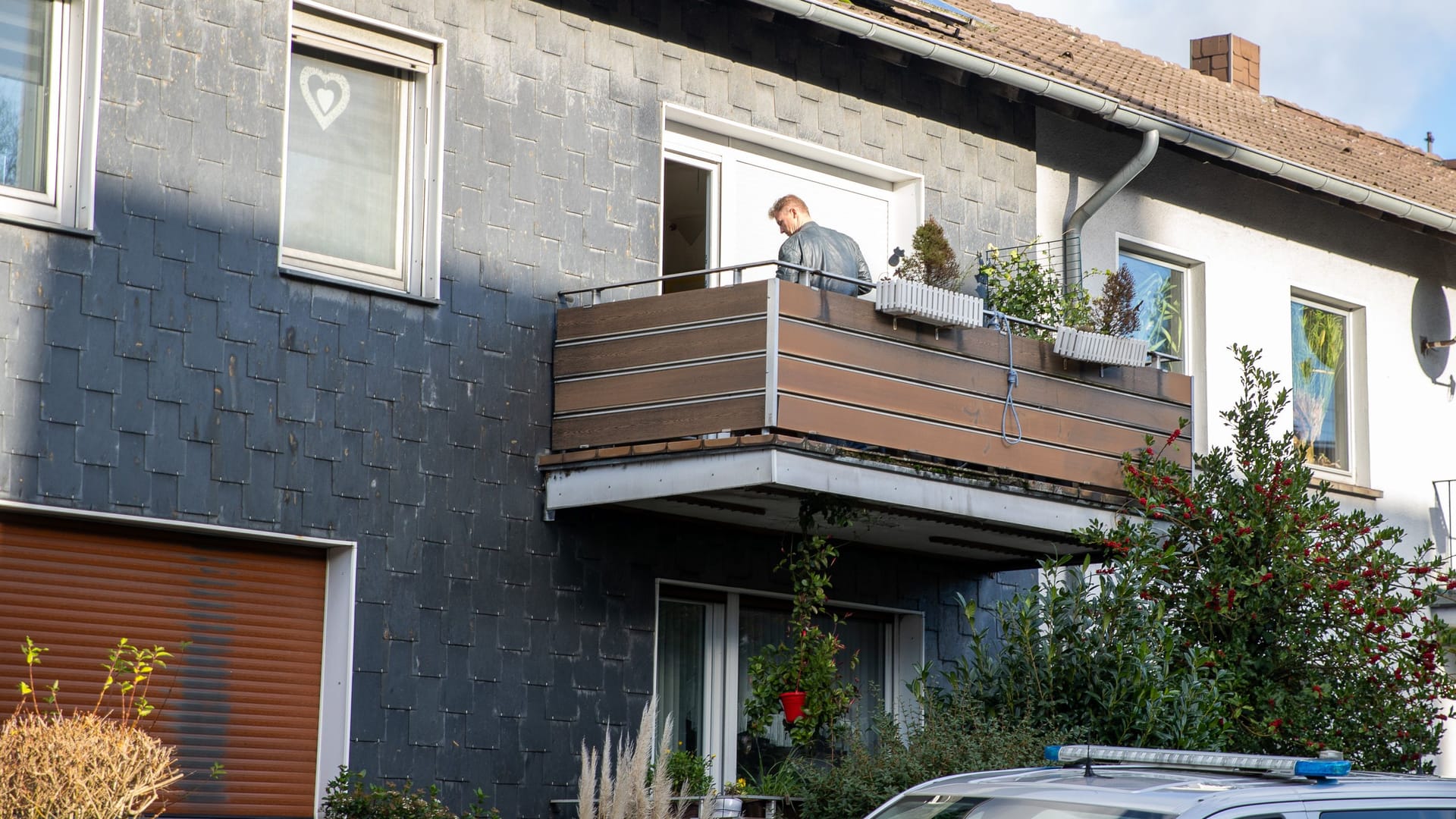 Ermittler auf dem Balkon des 38-Jährigen: Der Mann soll mit dem Gewehr laut Zeugenaussagen wild hantiert haben.