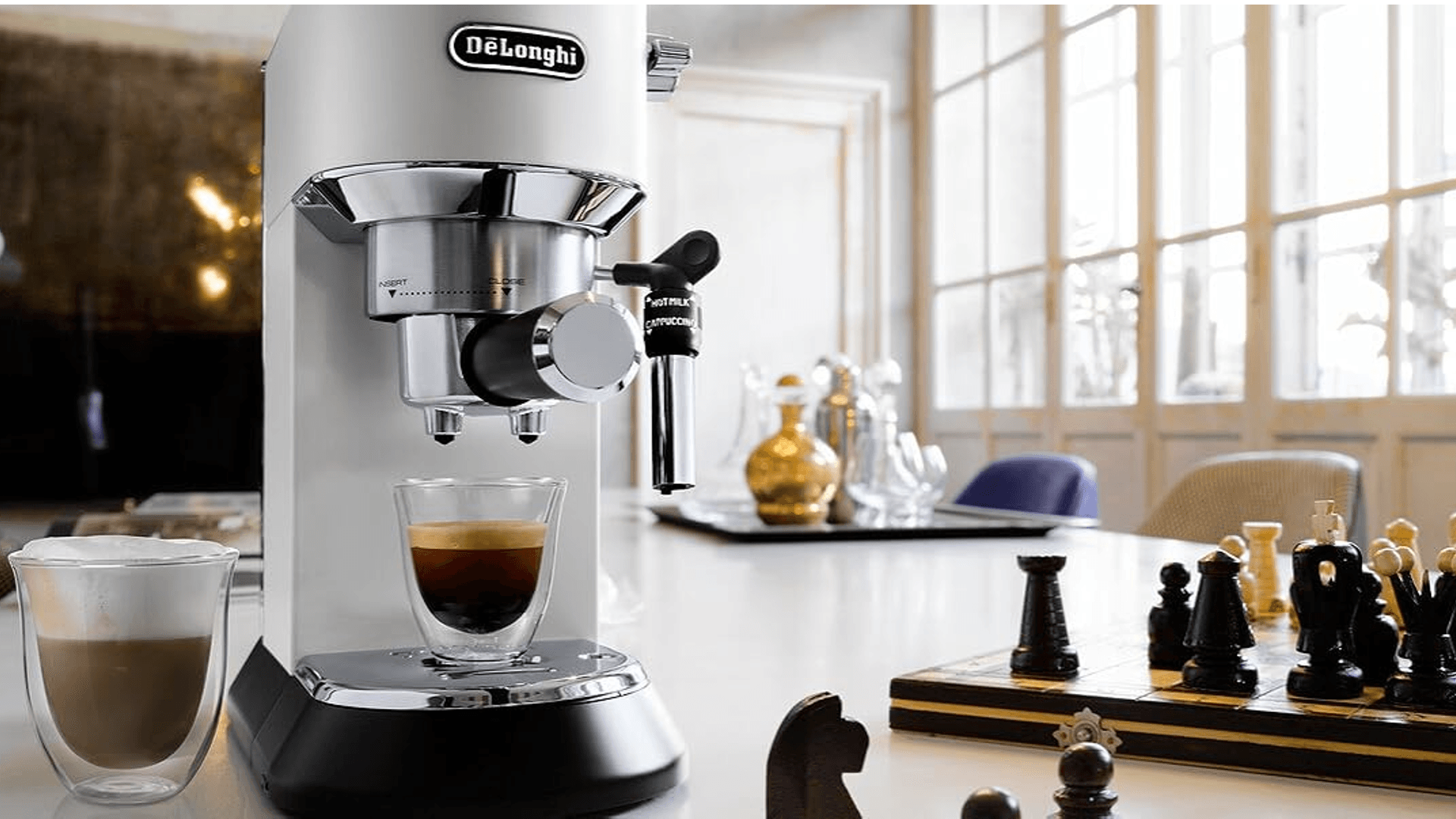 Sichern Sie sich heute die reduzierte Espressomaschine mit professionellem Milchaufschäumer von De'Longhi bei Amazon.