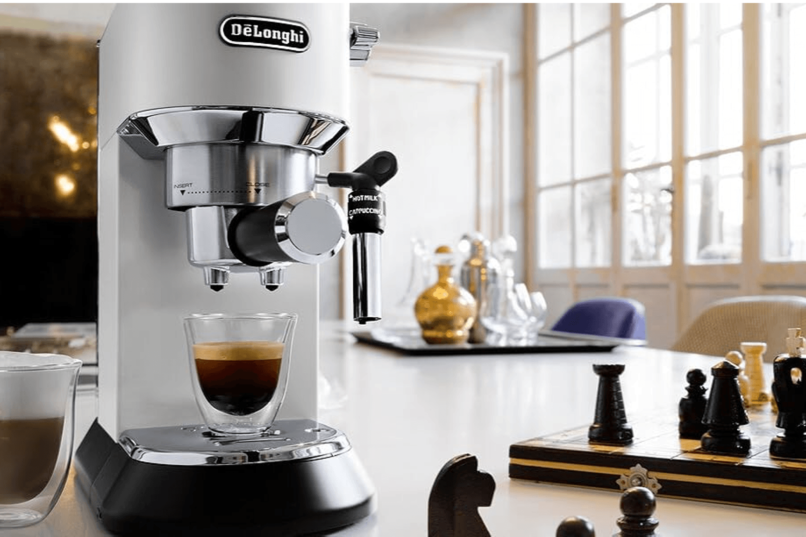 Sichern Sie sich heute die reduzierte Espressomaschine mit professionellem Milchaufschäumer von De'Longhi bei Amazon.